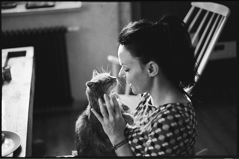 Krystyna łuczak-Surówka i kotka Gaja. Foto Paweł Swinarski